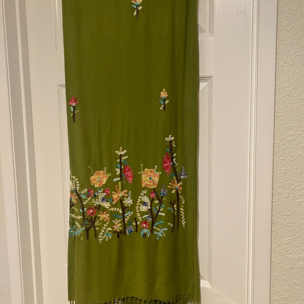 Embroidered green wrap - Picture 3 of 4